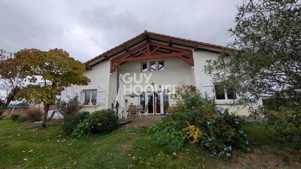 Propriété rénovée avec grand terrain, dépendances Cadre Privilégié