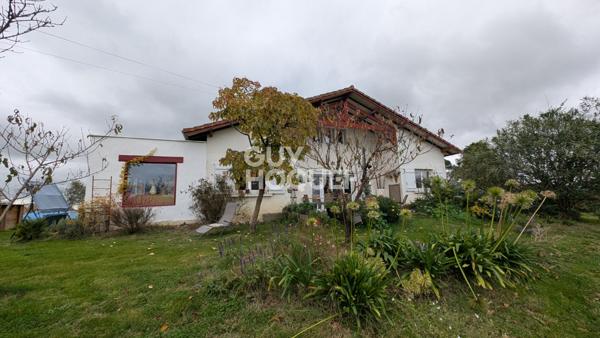 Propriété rénovée avec grand terrain, dépendances Cadre Privilégié