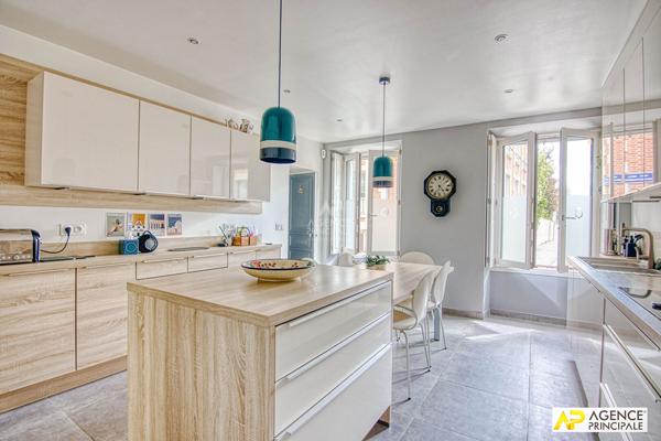 Versailles Notre-Dame Les Prés - Maison 9 pièces 271.76 m² au sol avec dépendance et sous-sol total sur parcelle de 430 m² 2 770 000 € **  - Référence  28198