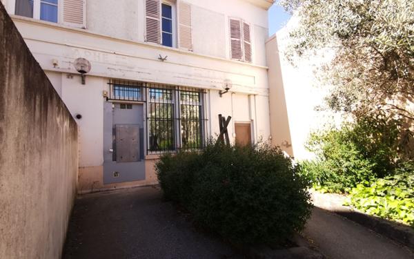 Immeuble à vendre    3 pièces • 251 m2 Mandres-les-Roses