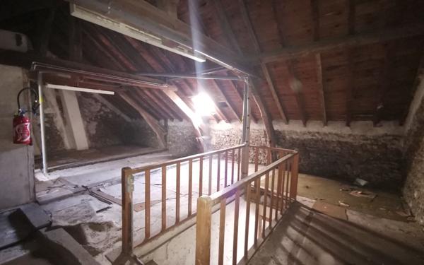 Immeuble à vendre    3 pièces • 251 m2 Mandres-les-Roses