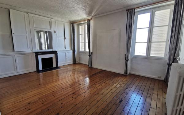 Immeuble à vendre    3 pièces • 251 m2 Mandres-les-Roses