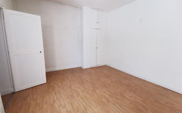 Immeuble à vendre    3 pièces • 251 m2 Mandres-les-Roses