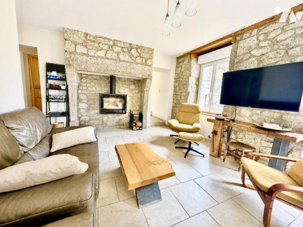 MAISON EN PIERRE DE CARACTÈRE ENTIÈREMENT RÉNOVÉE – CŒUR D'AUMONT-AUBRAC (LOZÈRE)