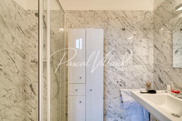Appartement familial traversant en étage élevé avec 2 balcons dans une résidence sécurisée à Auteuil nord, Paris 16.