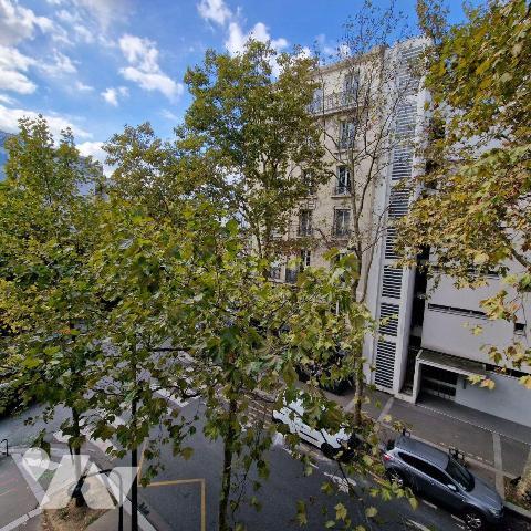 A PARIS 15, au 3ème étage sans ascenseur, dans un immeuble de charme, un studio de 17,95m².
Il...