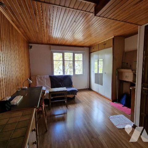 A PARIS 15, au 3ème étage sans ascenseur, dans un immeuble de charme, un studio de 17,95m².
Il...