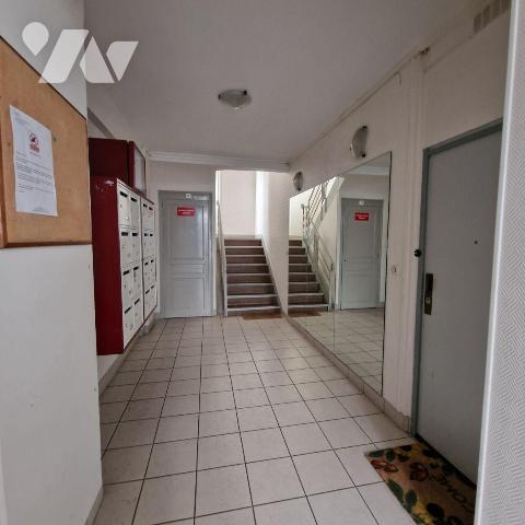 A PARIS 15, au 3ème étage sans ascenseur, dans un immeuble de charme, un studio de 17,95m².
Il...