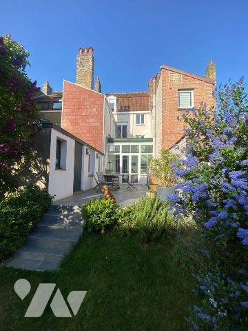 MAISON - 4 CHAMBRES - 2 SALLES DE BAINS - JARDIN - GARAGE - A VENDRE - ROSENDAEL.


ETAT IRR...