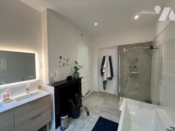 MAISON - 4 CHAMBRES - 2 SALLES DE BAINS - JARDIN - GARAGE - A VENDRE - ROSENDAEL.


ETAT IRR...