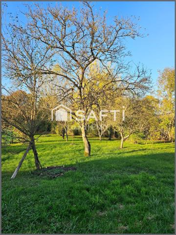 Maison à conforter avec jardin et grange.