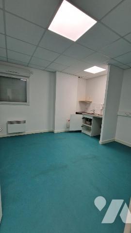 LOCAL COMMERCIAL 188 M² -4 PLACES DE PARKING