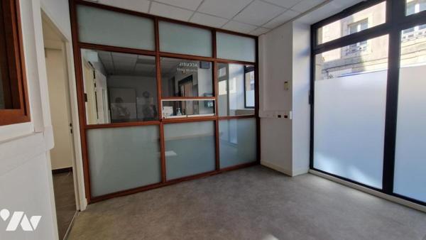 LOCAL COMMERCIAL 188 M² -4 PLACES DE PARKING