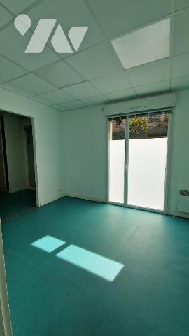 LOCAL COMMERCIAL 188 M² -4 PLACES DE PARKING