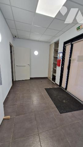 LOCAL COMMERCIAL 188 M² -4 PLACES DE PARKING