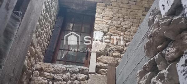 Maison de pierre 164 m², comprenant 6 pièces à rénover sur 1étage