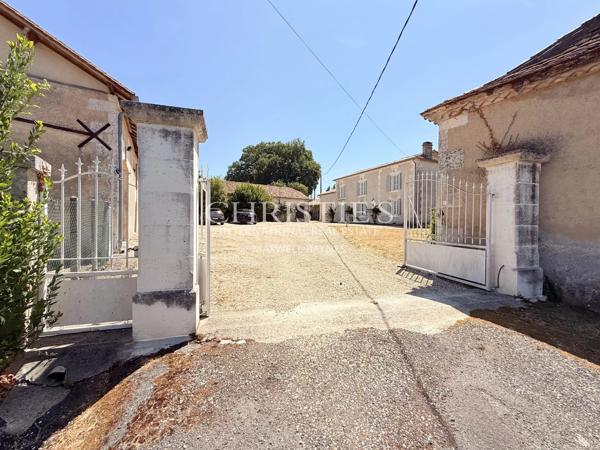 Domaine de caractère avec gîte, piscine chauffée, étang privé et plus de 7 hectares près d’Aubeterre-sur-Dronne