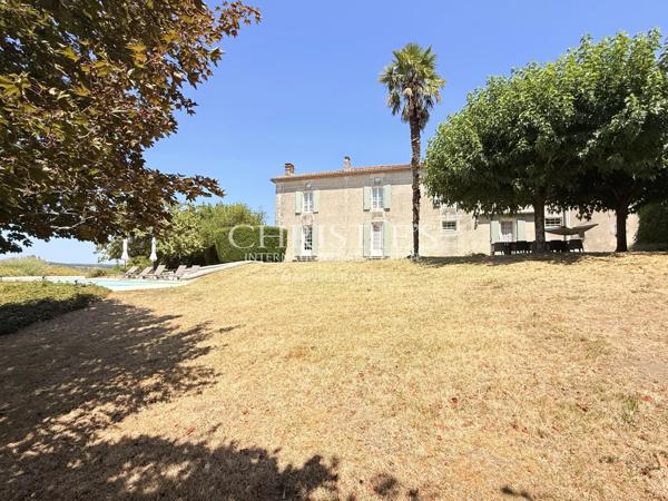 Domaine de caractère avec gîte, piscine chauffée, étang privé et plus de 7 hectares près d’Aubeterre-sur-Dronne