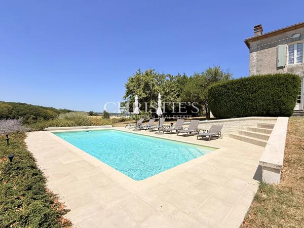 Domaine de caractère avec gîte, piscine chauffée, étang privé et plus de 7 hectares près d’Aubeterre-sur-Dronne