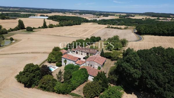 Domaine de caractère avec gîte, piscine chauffée, étang privé et plus de 7 hectares près d’Aubeterre-sur-Dronne
