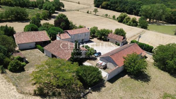 Domaine de caractère avec gîte, piscine chauffée, étang privé et plus de 7 hectares près d’Aubeterre-sur-Dronne