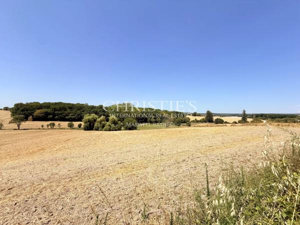 Domaine de caractère avec gîte, piscine chauffée, étang privé et plus de 7 hectares près d’Aubeterre-sur-Dronne