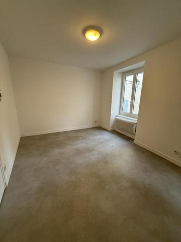 Studio au 1er étage d'une petit immeuble