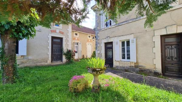 Mussidan centre ville  deux maisons, une grange  et dépendances  sur parcelle de 1328 m²