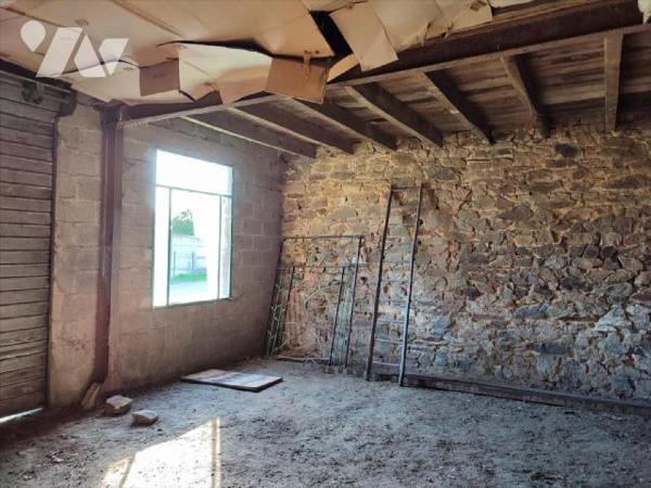  A 5mns de REDON et de la zone commerciale,  Ancien bâtiment en pierre, à usage de forge de 70 ...