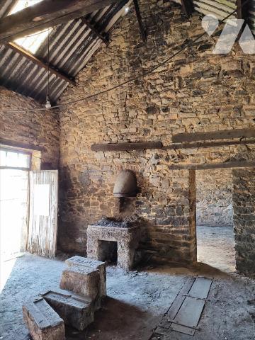  A 5mns de REDON et de la zone commerciale,  Ancien bâtiment en pierre, à usage de forge de 70 ...