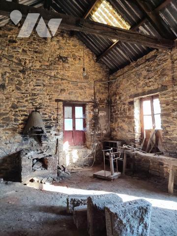  A 5mns de REDON et de la zone commerciale,  Ancien bâtiment en pierre, à usage de forge de 70 ...