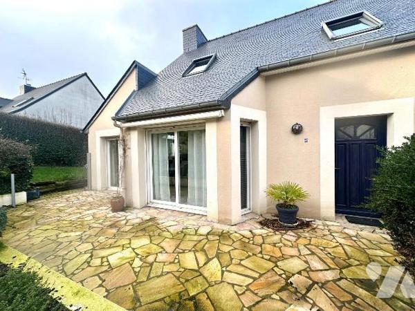 Maison familiale de plain-pied de 148m² environ comprenant :

Au rez-de-chaussée : une entrée...