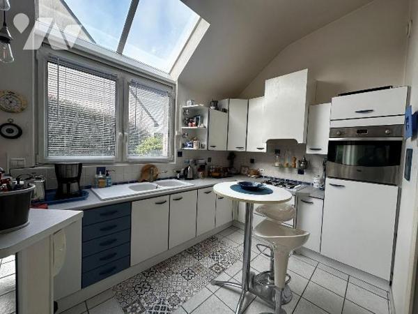 Maison familiale de plain-pied de 148m² environ comprenant :

Au rez-de-chaussée : une entrée...