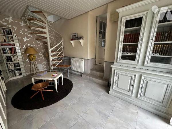 Maison familiale de plain-pied de 148m² environ comprenant :

Au rez-de-chaussée : une entrée...