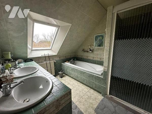 Maison familiale de plain-pied de 148m² environ comprenant :

Au rez-de-chaussée : une entrée...