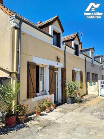 Idéalement située dans le centre de Saint-Maur, cette maison à rénover offre un séjour, cuisine...