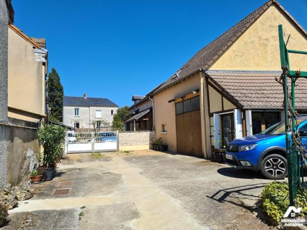 Idéalement située dans le centre de Saint-Maur, cette maison à rénover offre un séjour, cuisine...