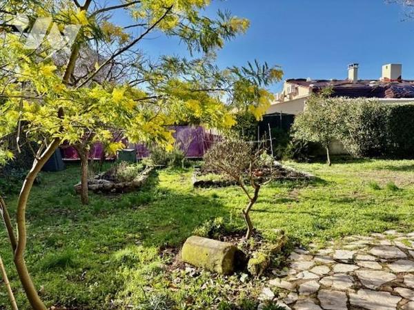 PIGNAN villa avec local professionnel à vendre au centre du village