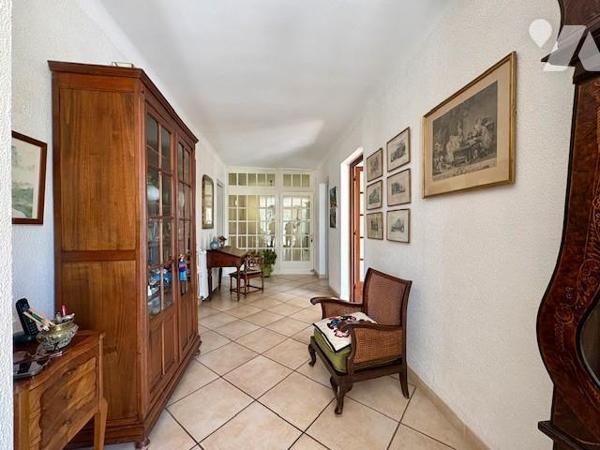 PIGNAN villa avec local professionnel à vendre au centre du village