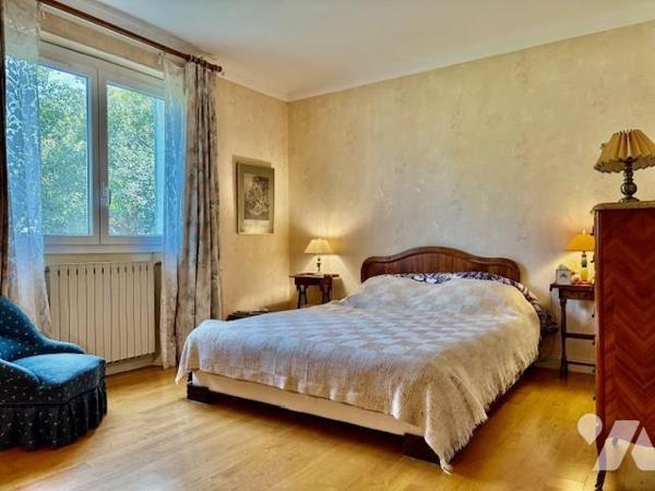 PIGNAN villa avec local professionnel à vendre au centre du village