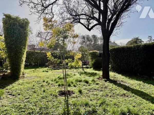 PIGNAN villa avec local professionnel à vendre au centre du village
