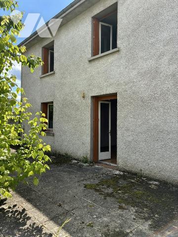 Maison d'habitation avec terrasse et  jardinet attenant