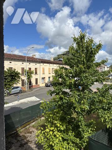 Maison d'habitation avec terrasse et  jardinet attenant