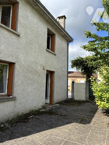 Maison d'habitation avec terrasse et  jardinet attenant