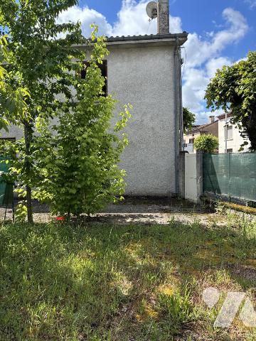 Maison d'habitation avec terrasse et  jardinet attenant