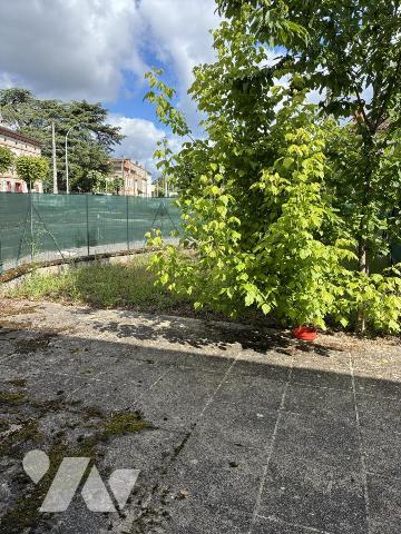 Maison d'habitation avec terrasse et  jardinet attenant