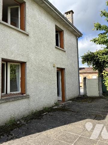 Maison d'habitation avec terrasse et  jardinet attenant