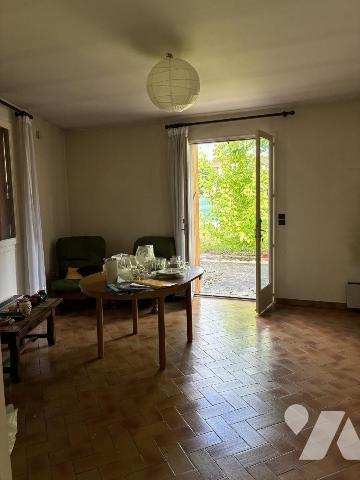 Maison d'habitation avec terrasse et  jardinet attenant