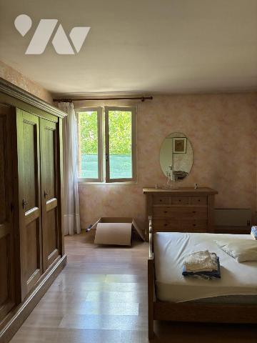 Maison d'habitation avec terrasse et  jardinet attenant