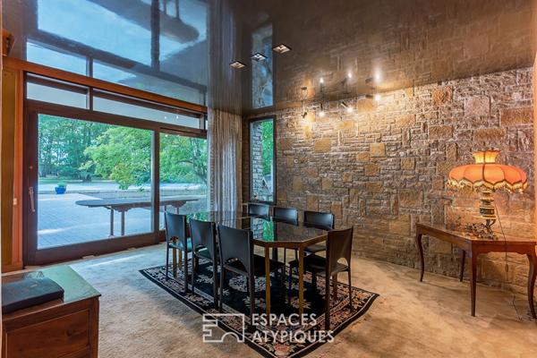 Villa d’architecte moderniste au coeur d’un parc, à Montélier